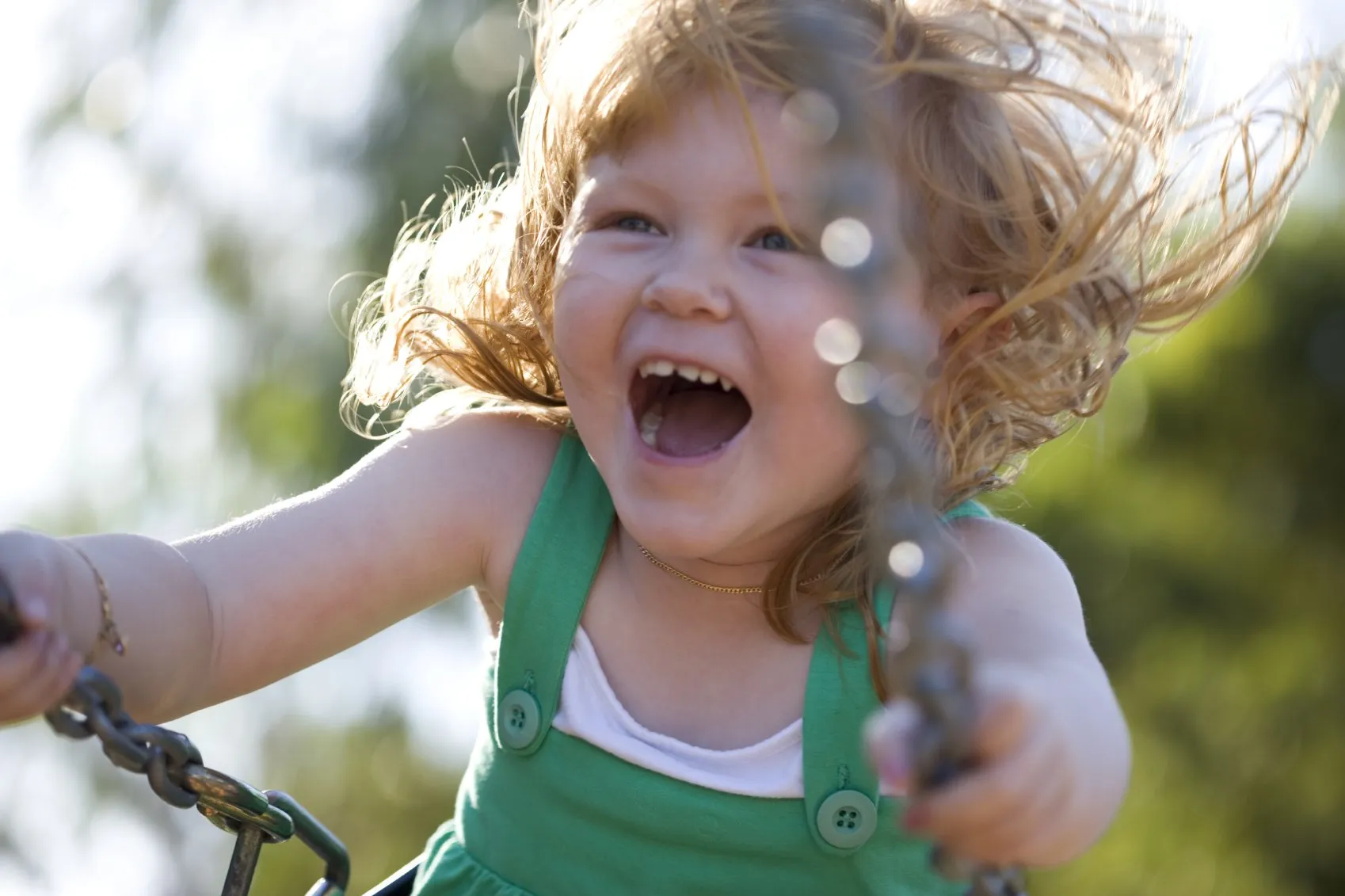 Niña sonriente en un columpio