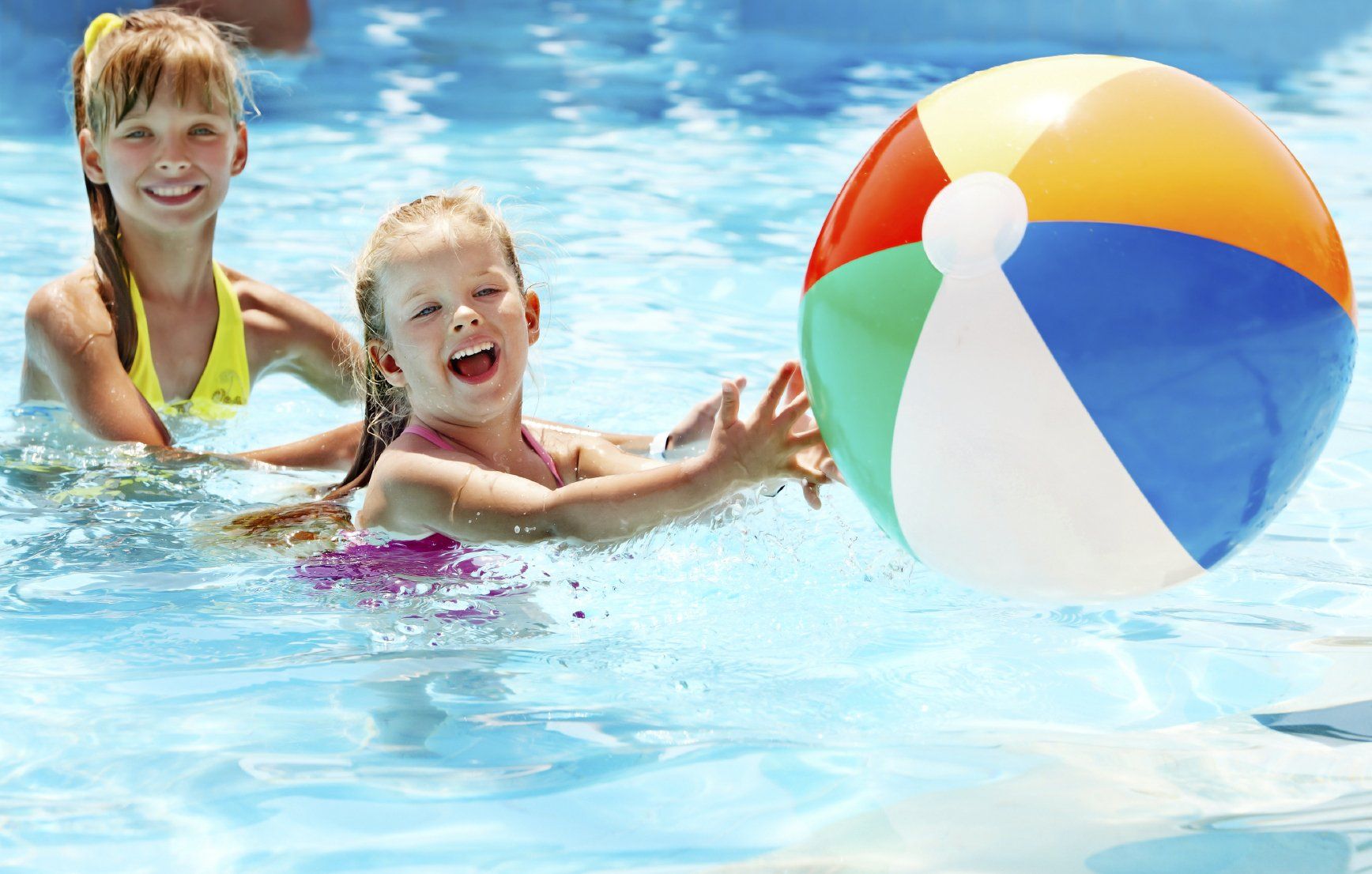 Niñas jugando en una piscina