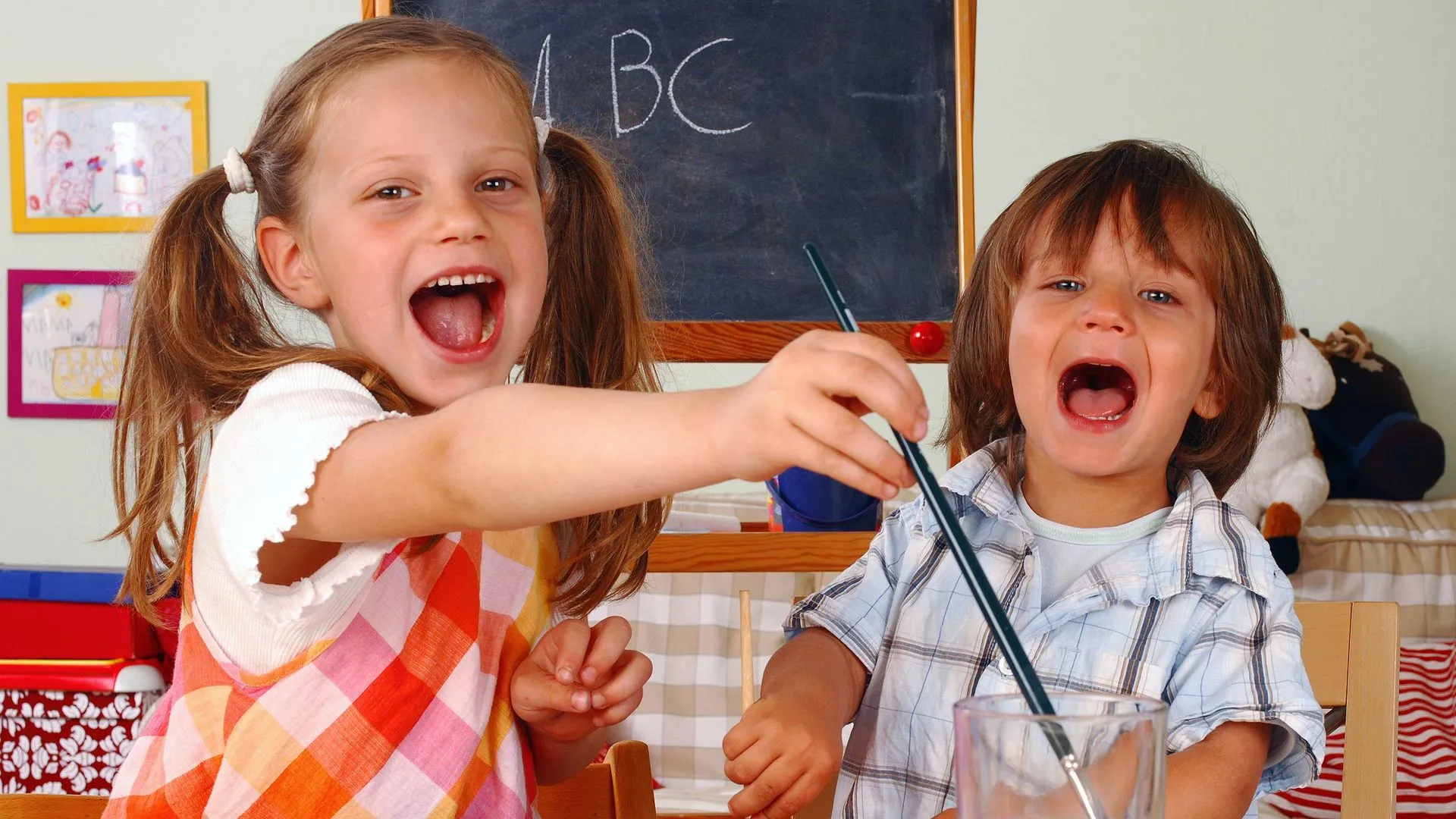 Niños sonriendo en clase