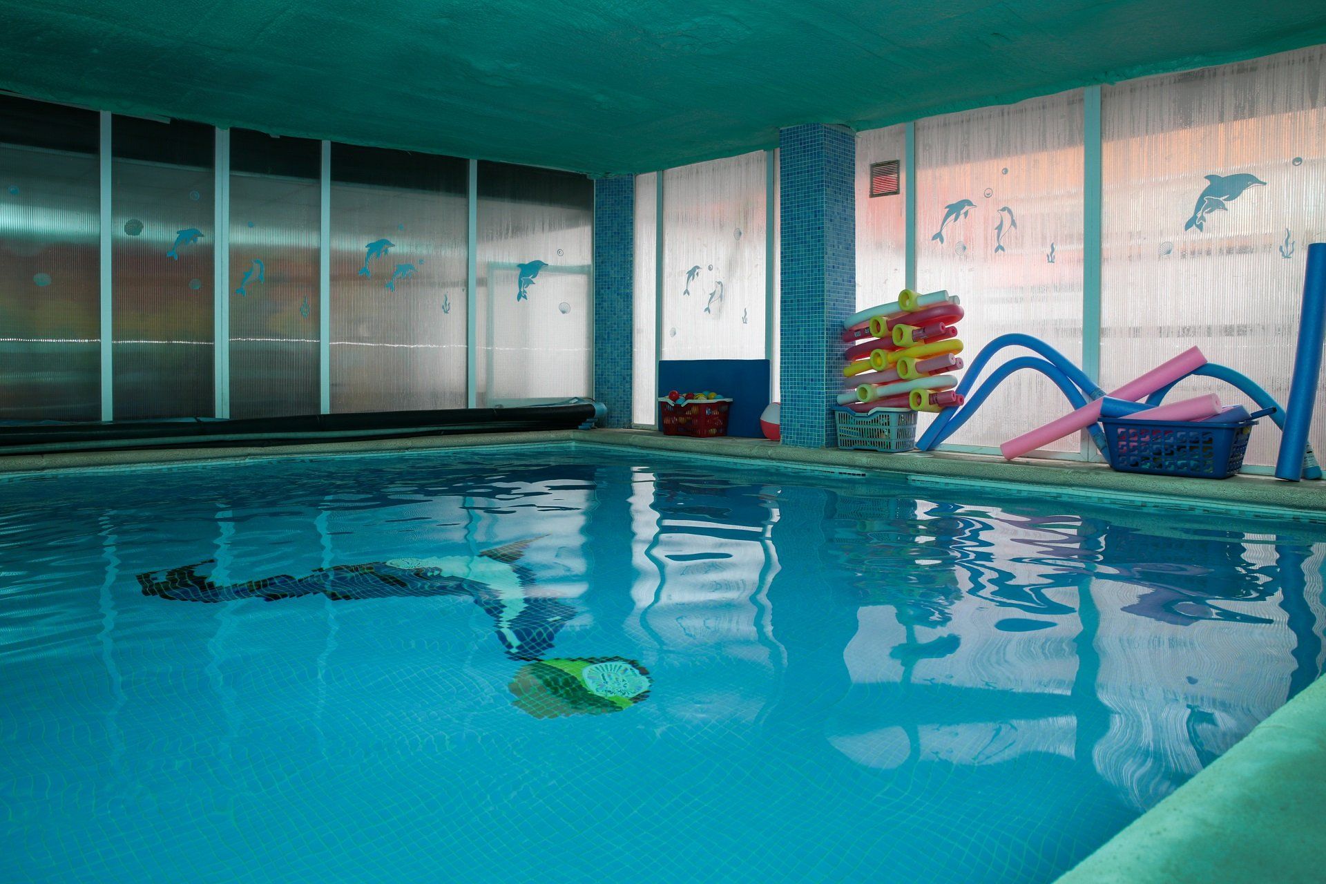 Piscina interior con juguetes flotantes