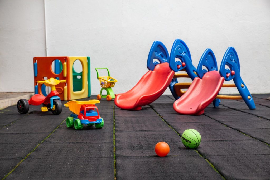 Juguetes de niño en parque