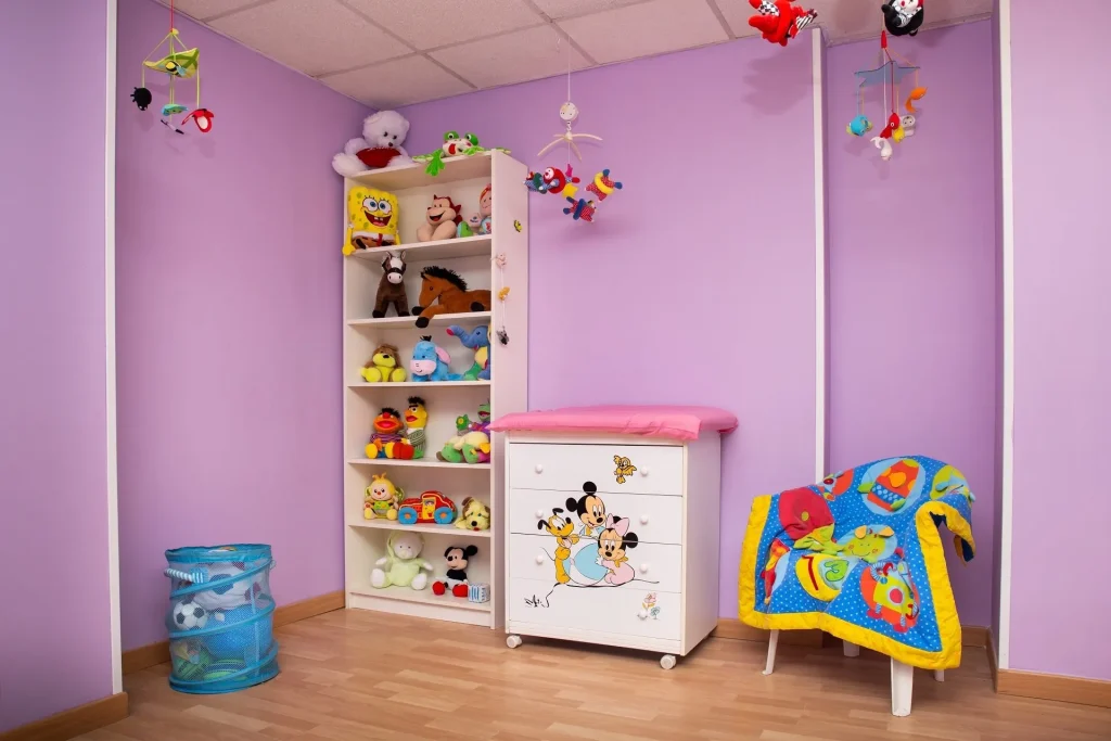 Habitación infantil decorada colorida