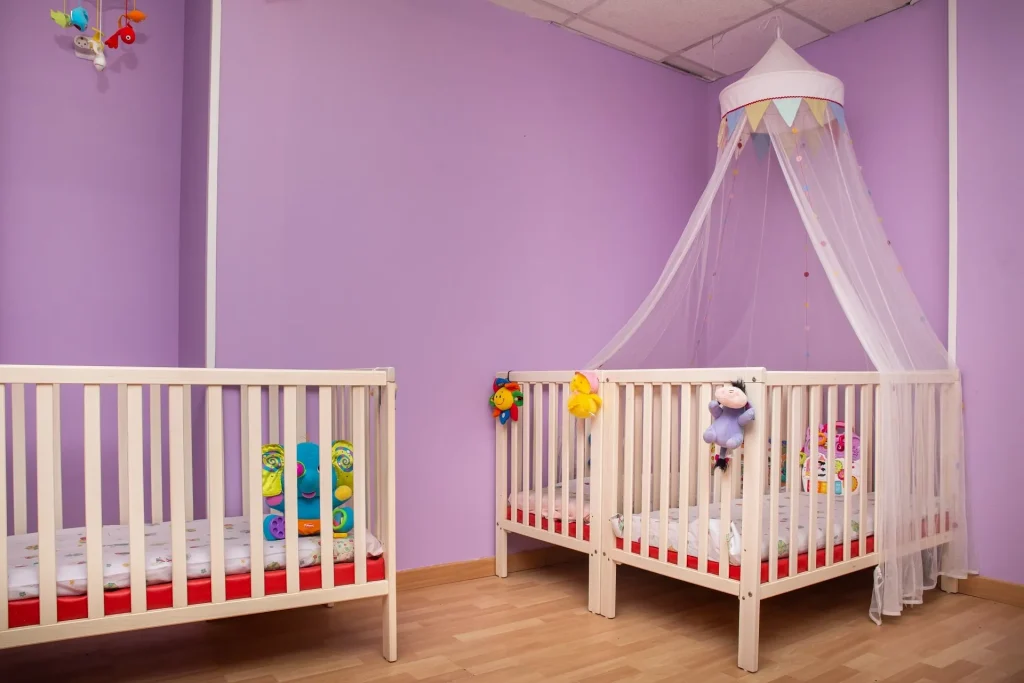 Habitación infantil con cunas
