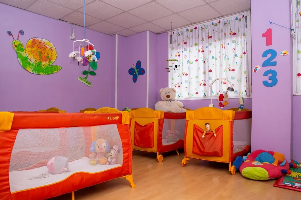 Guardería colorida para bebés