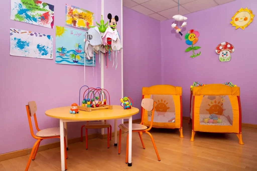 Sala de juego infantil colorida