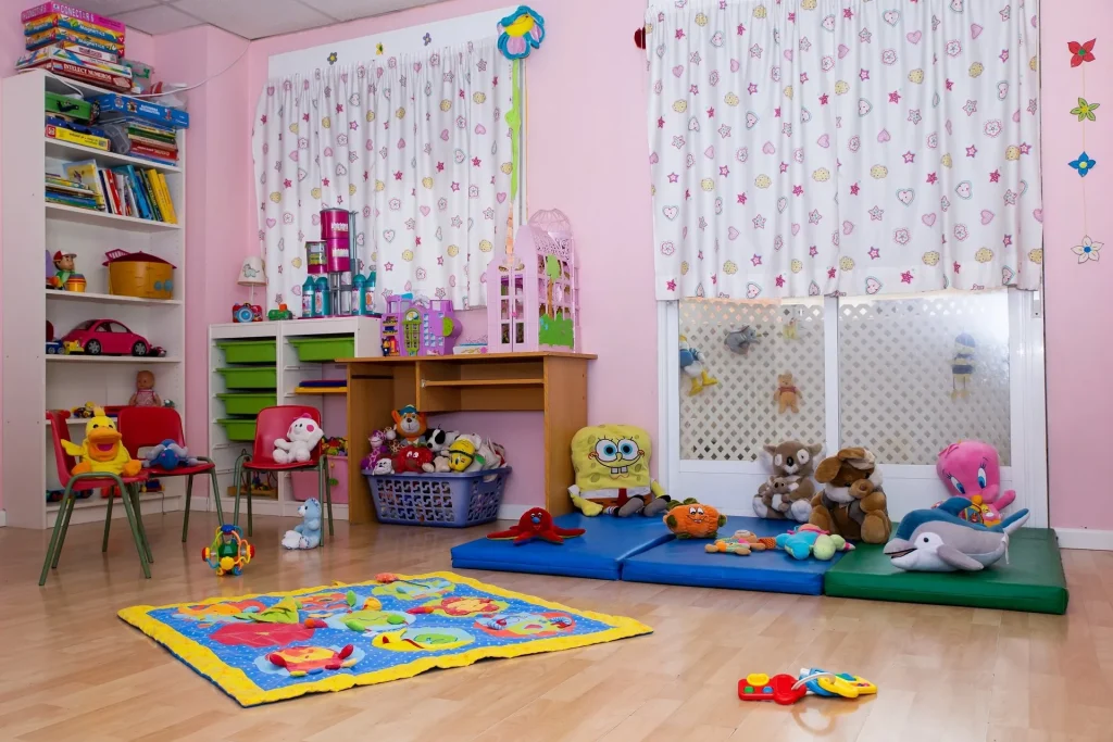 Sala de juegos colorida y divertida