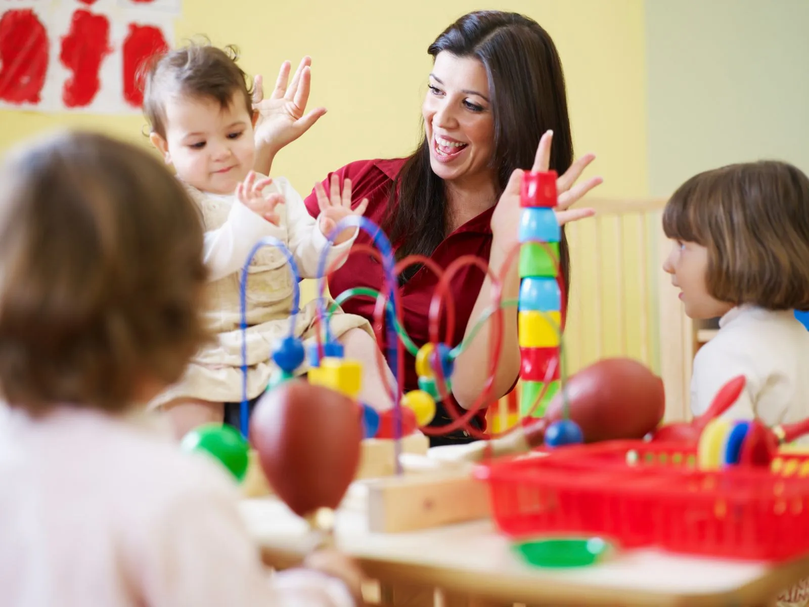 Niños jugando con juguetes educativos