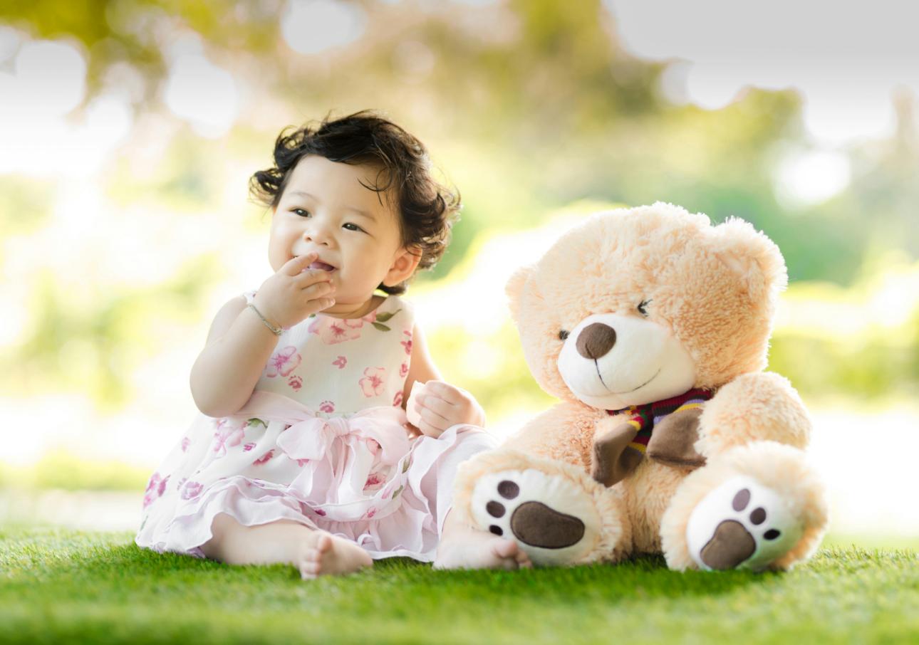 Niña feliz con carrito de juguetes